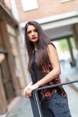 Şehir merkezinde şeffaf gömlekli güzel esmer İtalyan kız. Yüksek kalite fotoğraf