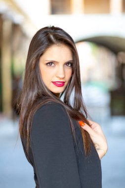 Güzel esmer İtalyan kız portresi gülümsüyor. Yüksek kalite fotoğraf