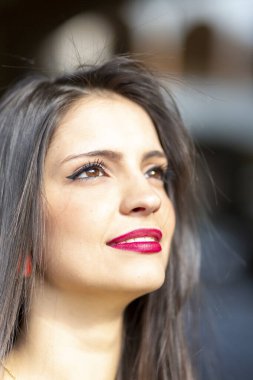 Güzel esmer İtalyan kız portresi gülümsüyor. Yüksek kalite fotoğraf