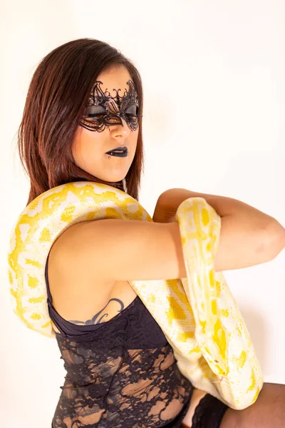 Albino Molur Python Met Een Donker Gothic Brunette Meisje Hoge — Stockfoto