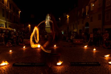 Reggio Emilia, İtalya: 2013 09: Ateş yutan hokkabazların yüksek kaliteli fotoğraflarıyla meydanda 14 halk etkinliği