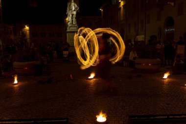 Reggio Emilia, İtalya: 2013 09: Ateş yutan hokkabazların yüksek kaliteli fotoğraflarıyla meydanda 14 halk etkinliği