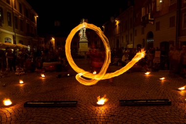 Reggio Emilia, İtalya: 2013 09: Ateş yutan hokkabazların yüksek kaliteli fotoğraflarıyla meydanda 14 halk etkinliği