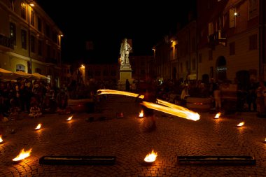 Reggio Emilia, İtalya: 2013 09: Ateş yutan hokkabazların yüksek kaliteli fotoğraflarıyla meydanda 14 halk etkinliği