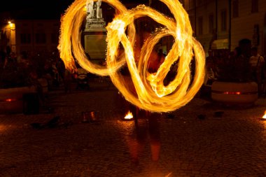 Reggio Emilia, İtalya: 2013 09: Ateş yutan hokkabazların yüksek kaliteli fotoğraflarıyla meydanda 14 halk etkinliği
