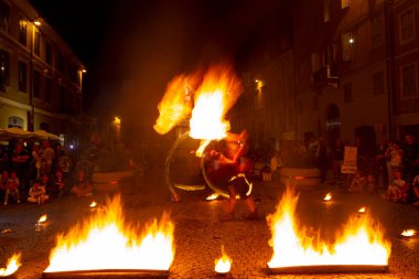 Reggio Emilia, İtalya: 2013 09: Ateş yutan hokkabazların yüksek kaliteli fotoğraflarıyla meydanda 14 halk etkinliği
