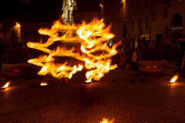 Reggio Emilia, İtalya: 2013 09: Ateş yutan hokkabazların yüksek kaliteli fotoğraflarıyla meydanda 14 halk etkinliği