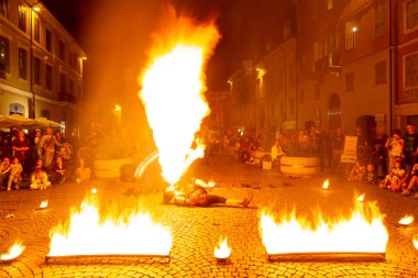 Reggio Emilia, İtalya: 2013 09: Ateş yutan hokkabazların yüksek kaliteli fotoğraflarıyla meydanda 14 halk etkinliği