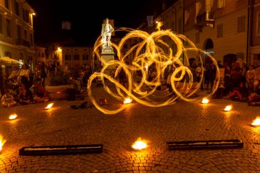 Reggio Emilia, İtalya: 2013 09: Ateş yutan hokkabazların yüksek kaliteli fotoğraflarıyla meydanda 14 halk etkinliği