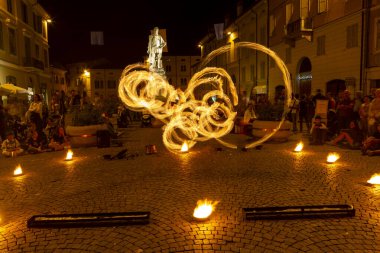 Reggio Emilia, İtalya: 2013 09: Ateş yutan hokkabazların yüksek kaliteli fotoğraflarıyla meydanda 14 halk etkinliği