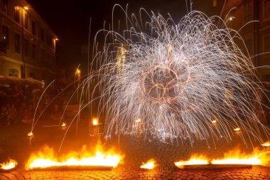 Reggio Emilia, İtalya: 2013 09: Ateş yutan hokkabazların yüksek kaliteli fotoğraflarıyla meydanda 14 halk etkinliği