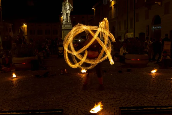 Reggio Emilia Olaszország 2013 Nyilvános Rendezvény Téren Tűzevő Zsonglőrrel Kiváló — Stock Fotó