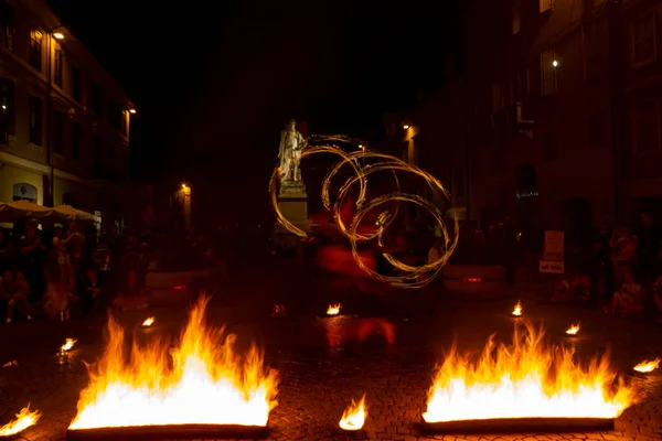 Reggio Emilia Italy 2013 Public Event Square Fire Eating Juggler — Stockfoto