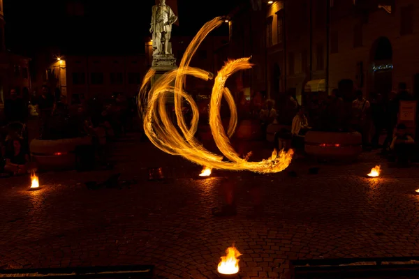 Reggio Emilia Italy 2013 Public Event Square Fire Eating Juggler — Zdjęcie stockowe