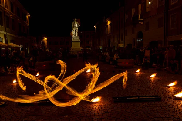 Reggio Emilia Italy 2013 Public Event Square Fire Eating Juggler — Fotografia de Stock