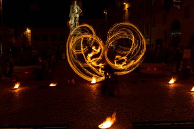 Reggio Emilia, İtalya: 2013 09: Ateş yutan hokkabazların yüksek kaliteli fotoğraflarıyla meydanda 14 halk etkinliği