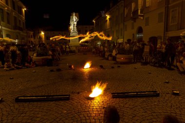Reggio Emilia, İtalya: 2013 09: Ateş yutan hokkabazların yüksek kaliteli fotoğraflarıyla meydanda 14 halk etkinliği