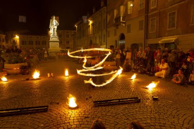 Reggio Emilia, İtalya: 2013 09: Ateş yutan hokkabazların yüksek kaliteli fotoğraflarıyla meydanda 14 halk etkinliği