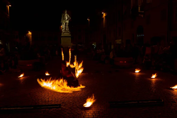 Reggio Emilia Itália 2013 Evento Público Praça Com Malabarista Que — Fotografia de Stock