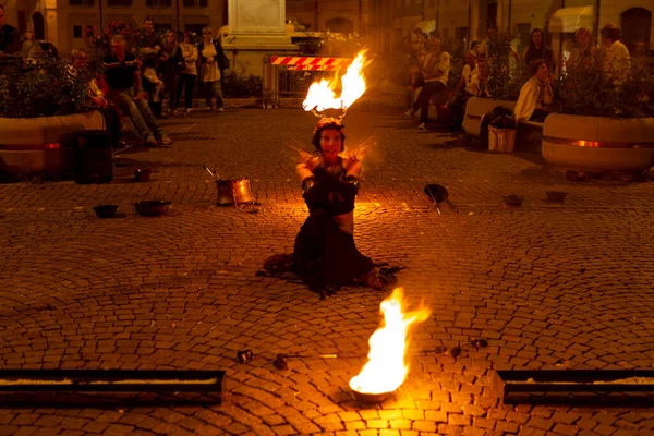 Reggio Emilia Italy 2013 Public Event Square Fire Eating Juggler — Zdjęcie stockowe