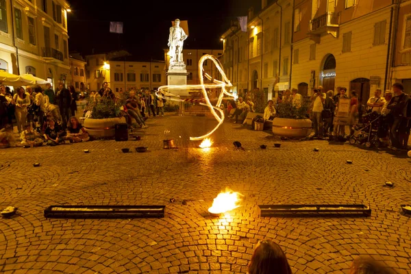 Reggio Emilia Włochy 2013 Impreza Publiczna Placu Żonglerem Pożerającym Ogień — Zdjęcie stockowe