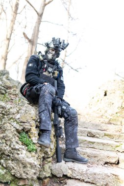 Susturuculu, hafif makineli tüfekli ve gece görüşlü bir Cosplayer askeri. Yüksek kalite fotoğraf