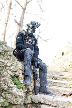 Susturuculu, hafif makineli tüfekli ve gece görüşlü bir Cosplayer askeri. Yüksek kalite fotoğraf