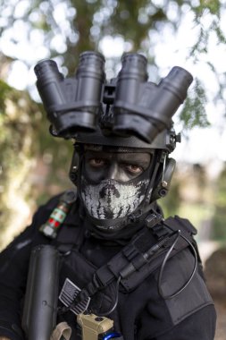 Susturuculu, hafif makineli tüfekli ve gece görüşlü bir Cosplayer askeri. Yüksek kalite fotoğraf