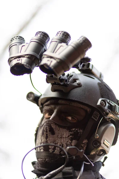 Susturuculu, hafif makineli tüfekli ve gece görüşlü bir Cosplayer askeri. Yüksek kalite fotoğraf