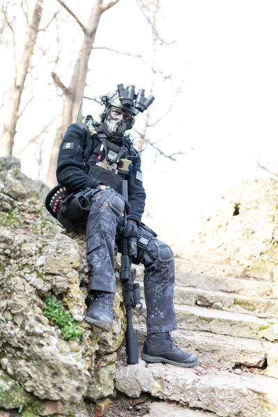 Susturuculu, hafif makineli tüfekli ve gece görüşlü bir Cosplayer askeri. Yüksek kalite fotoğraf