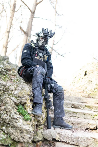 Susturuculu, hafif makineli tüfekli ve gece görüşlü bir Cosplayer askeri. Yüksek kalite fotoğraf