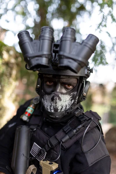 Susturuculu, hafif makineli tüfekli ve gece görüşlü bir Cosplayer askeri. Yüksek kalite fotoğraf