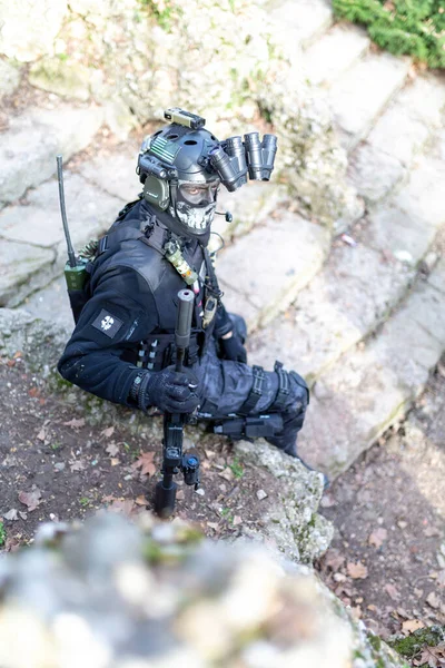 Cosplayer Militer Pria Bersenjata Dengan Senapan Submesin Dengan Peredam Suara — Stok Foto