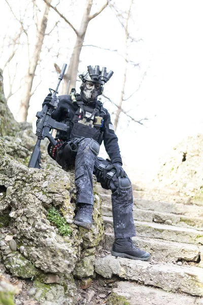 Homem Militar Cosplayer Armado Com Submetralhadora Com Silenciador Visão Noturna — Fotografia de Stock