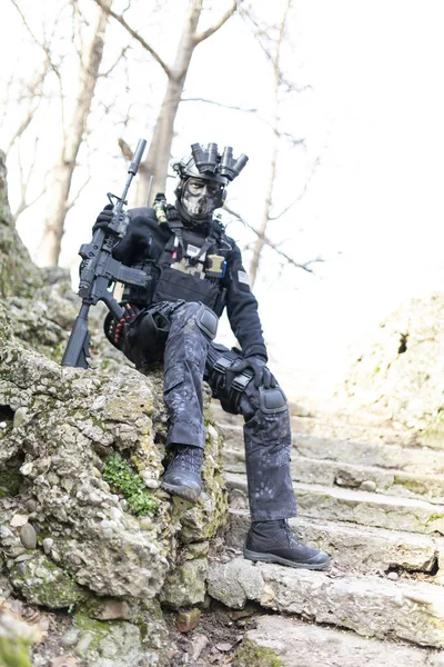 Cosplayer Militär Man Beväpnad Med Subachine Pistol Med Ljuddämpare Och — Stockfoto