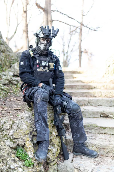 Susturuculu, hafif makineli tüfekli ve gece görüşlü bir Cosplayer askeri. Yüksek kalite fotoğraf
