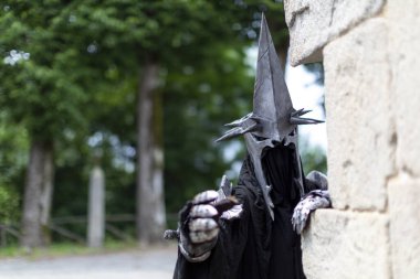 Yüzüklerin Efendisi 'nden miğferi ve kılıcı olan Nazi savaşçısı. Yüksek kalite fotoğraf