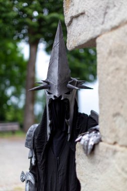 Yüzüklerin Efendisi 'nden miğferi ve kılıcı olan Nazi savaşçısı. Yüksek kalite fotoğraf