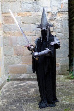 Yüzüklerin Efendisi 'nden miğferi ve kılıcı olan Nazi savaşçısı. Yüksek kalite fotoğraf