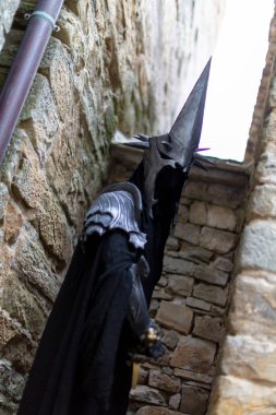 Yüzüklerin Efendisi 'nden miğferi ve kılıcı olan Nazi savaşçısı. Yüksek kalite fotoğraf