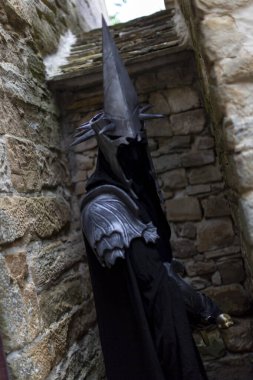 Yüzüklerin Efendisi 'nden miğferi ve kılıcı olan Nazi savaşçısı. Yüksek kalite fotoğraf