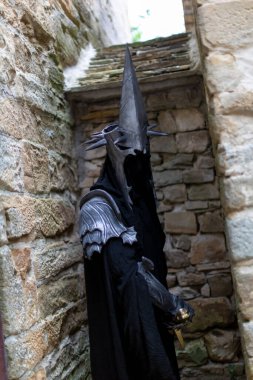 Yüzüklerin Efendisi 'nden miğferi ve kılıcı olan Nazi savaşçısı. Yüksek kalite fotoğraf