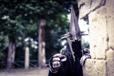 Yüzüklerin Efendisi 'nden miğferi ve kılıcı olan Nazi savaşçısı. Yüksek kalite fotoğraf