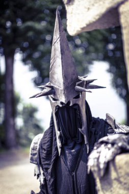 Yüzüklerin Efendisi 'nden miğferi ve kılıcı olan Nazi savaşçısı. Yüksek kalite fotoğraf