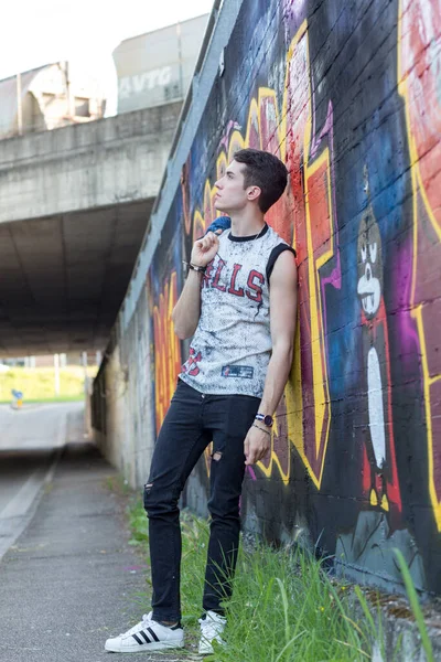 Şehir manzarasında koyu renk saçlı genç bir adam. Yüksek kalite fotoğraf