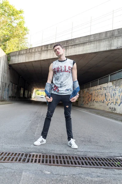 Şehir manzarasında koyu renk saçlı genç bir adam. Yüksek kalite fotoğraf