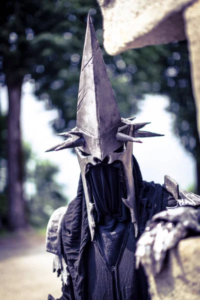 Yüzüklerin Efendisi 'nden miğferi ve kılıcı olan Nazi savaşçısı. Yüksek kalite fotoğraf