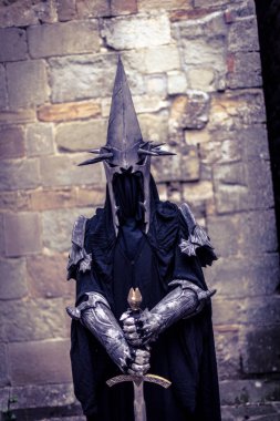 Yüzüklerin Efendisi 'nden miğferi ve kılıcı olan Nazi savaşçısı. Yüksek kalite fotoğraf