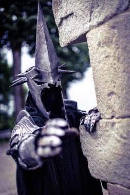 Yüzüklerin Efendisi 'nden miğferi ve kılıcı olan Nazi savaşçısı. Yüksek kalite fotoğraf