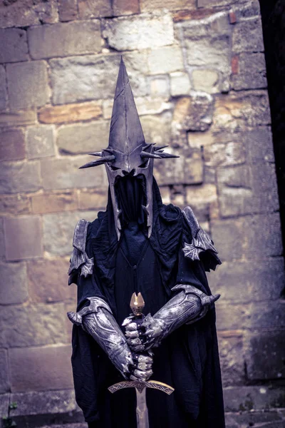 Yüzüklerin Efendisi 'nden miğferi ve kılıcı olan Nazi savaşçısı. Yüksek kalite fotoğraf